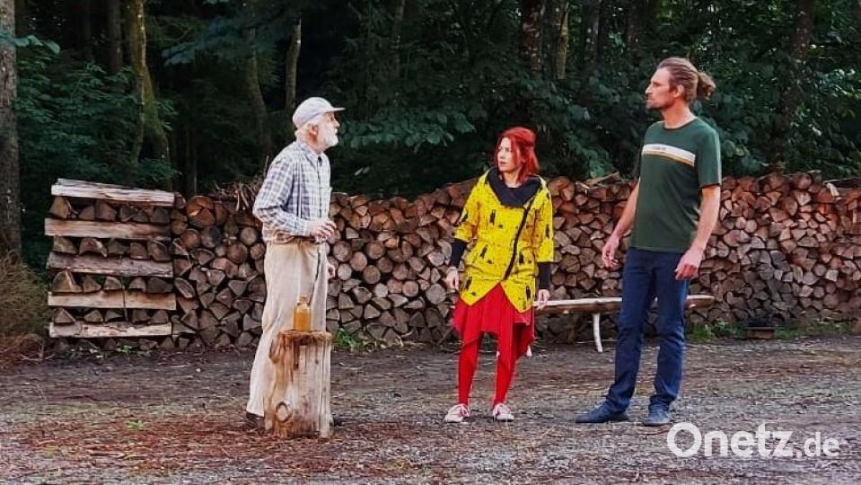 Luzie (Tereza Dubnickova) und ihr Feund MIke (Stefan Pabinger) finden allmählich den Zugang zu dem zurückgezogen lebenden Franz Langmeister (Ludwig Zwick). Bild: lg