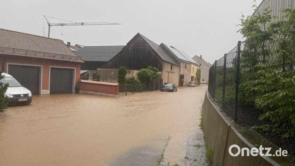 Vom Marktgraben her bahnte sich das Wasser gegen 18.30 Uhr seinen Weg. Bild: upl