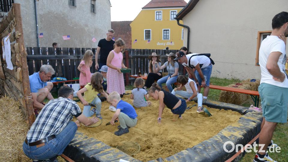 Die Kinder können sich als &quot;Goldgräber&quot; im riesigen Sandkasten versuchen. Bild: bey