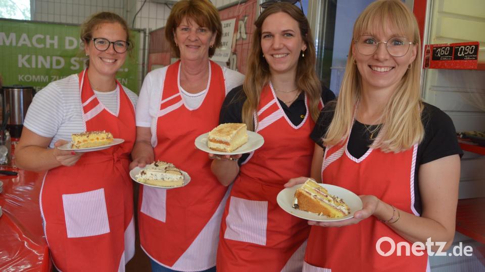 Nicht fehlen durfte ein umfangreiches Kuchenbüfett – hier einige der Leckereien präsentiert von vier Helferinnen. Bild: jr
