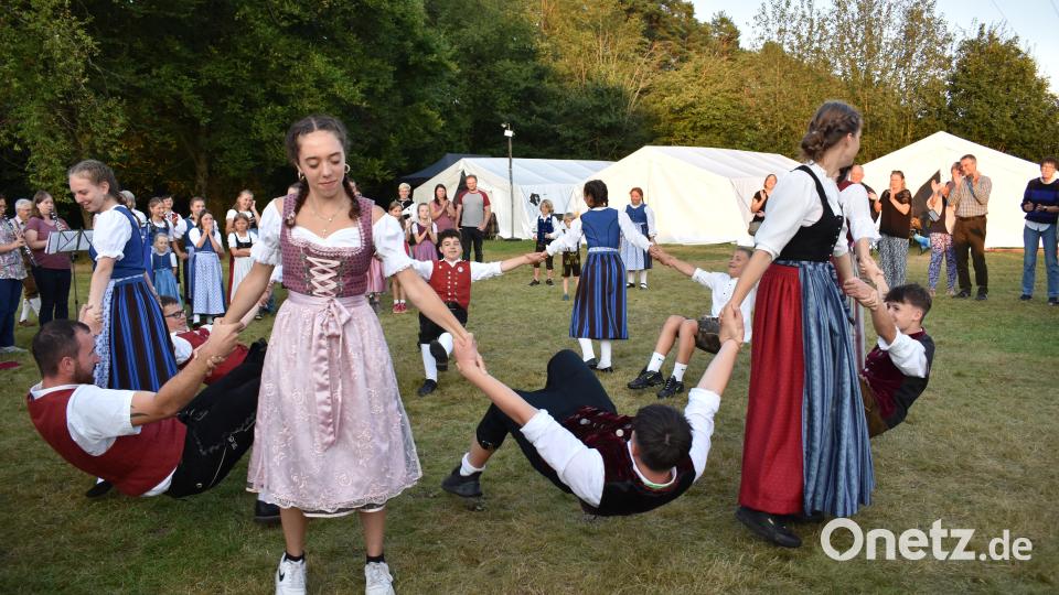 Die Kinder und Jugendlichen des Gauverbandes Oberpfalz haben am Heimatabend viele schöne Tänze aufgeführt. Bild: rgr