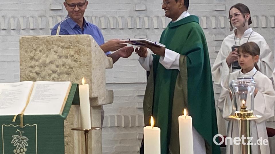 Pfarrgemeinderatsvorsitzender Richard Zeitler bedankte sich bei Pfarrer Dr. Augustin Lobo für sein 5jähriges Wirken in der Pfarrei Mariä Himmelfahrt. Bild: exb; Kirche/Otmar Buchmann