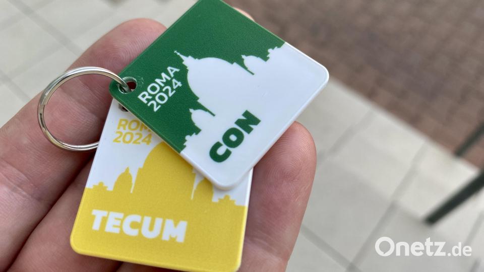 Jeder Teilnehmer bekam solche Schlüsselanhänger in verschiedenen Farben und Sprachen der teilnehmenden Länder. Bild: Uli Piehler