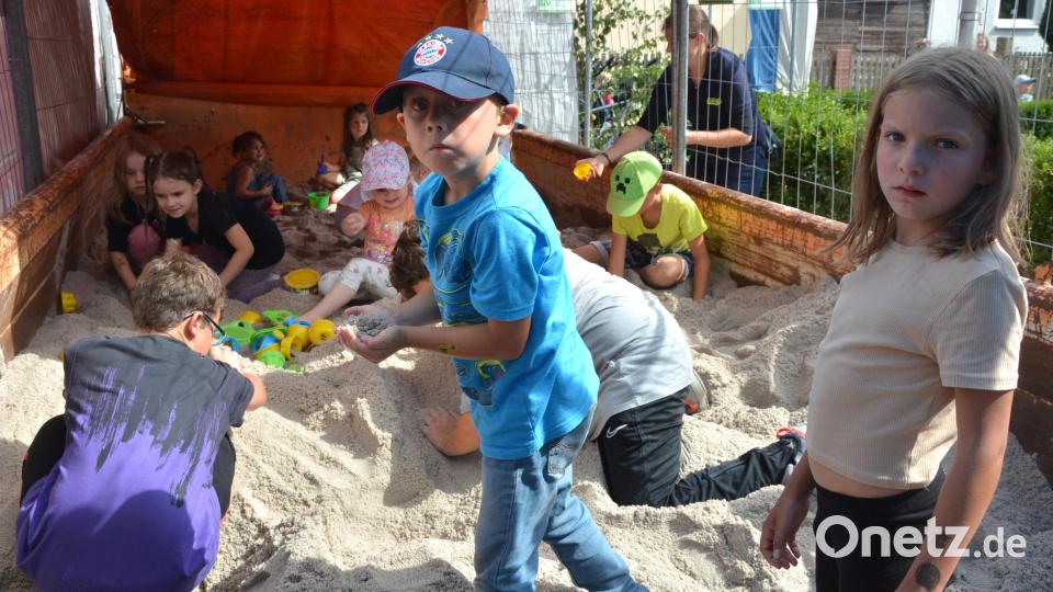 Große Freude hatten Kinder bei der Schatzsuche im Sand. Bild: jr