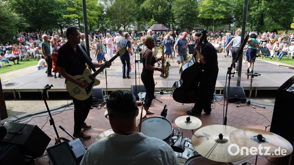 Die "Boogie Notes" spielen vor 700 Fans im Max-Reger-Park. Bild: Kunz