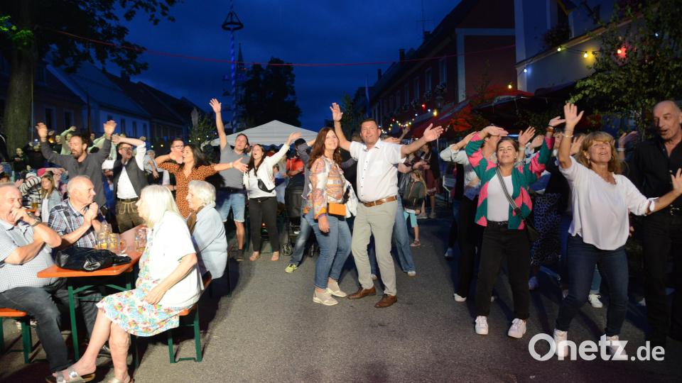 Wenn in der kühlen Sommernacht die Musik der &quot;Pirker Blechmusi&quot; immer heißer wird, füllt sich die Fläche vor dem Podium mit den begeistert mitmachenden Besuchern. Bild: bey