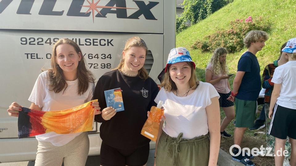 Zwischenstopp in Südtirol. Auf der Hinfahrt wurde das Pilgerpaket verteilt: Halstuch, Wallfahrtsbuch, Trinkflasche und Pilgerhut. Bild: upl
