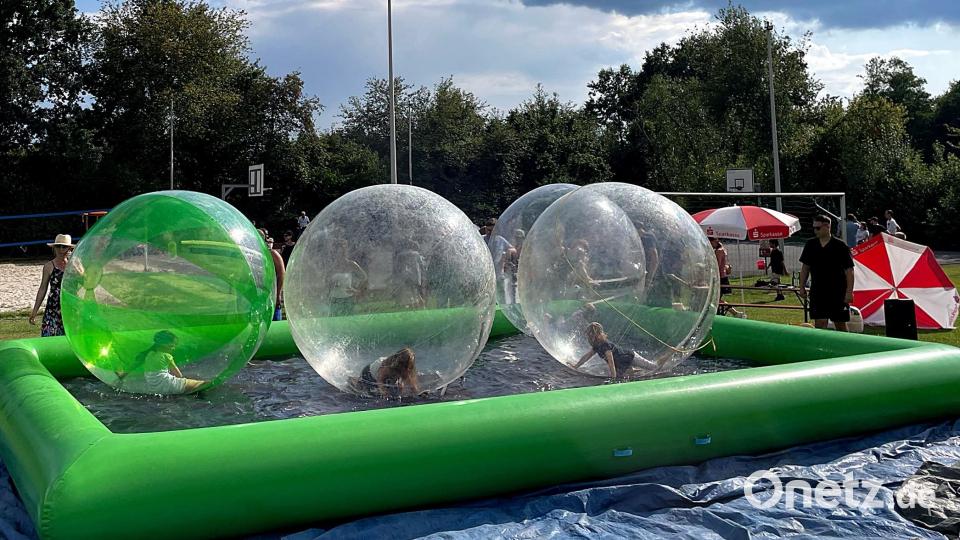 Die schwimmenden Bälle sind beim Kinderfest der Renner. Bild: R. Kreuzer