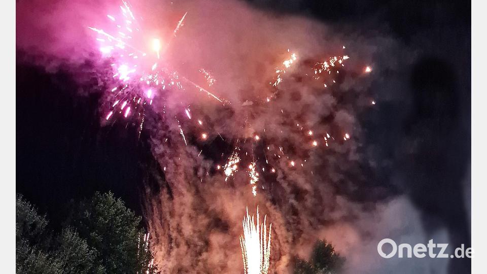 Das Feuerwerk mit hellen Leuchtrakten und Blitzknallern Bild: R. Kreuzer
