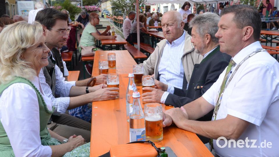 Ein kleiner Frühschoppen am Morgen. Dazu trafen sich Andrea Lang, Stephan Oetzinger (links) , Bürgermeister Rainer Rewitzer, Altbürgermeister Johann Walbrunn und Altbürgermeister Karl Grasmuck aus Pleysteins Patenstadt Gamlitz in der Südsteiermark. Bild: bey