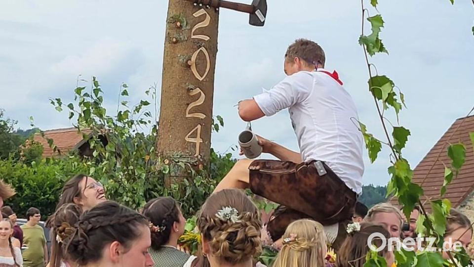 Oberkirwabou Andreas Graf beim Pflücken der Insignien. Bild: Kirwagemeinschaft Holnstein