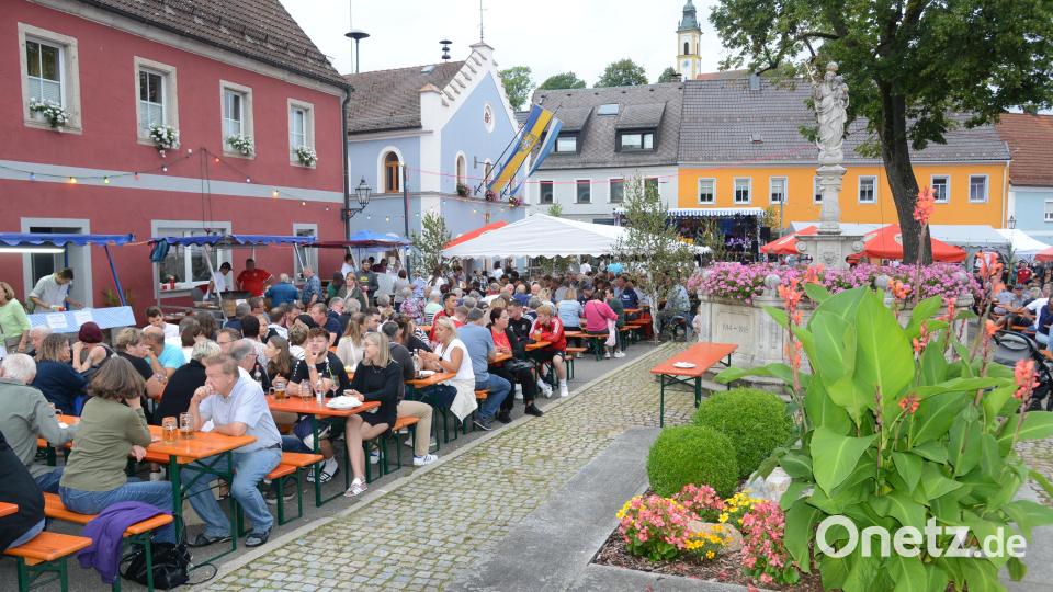 Beim Auftritt der &quot;Pirker Blechmusi&quot; (im HIntergrund) waren die Plätze (hier linksseitig am Markplatz) bestens besetzt. Bild: bey