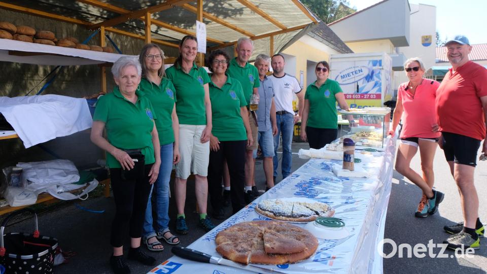 Acht Tage nach dem Bürgerfest folgte das Backofenfest des Waldvereins auf dem Rathausplatz, das wieder zum großen Familienfest wurde. Auf ein starkes Helferteam konnte sich Vorsitzender Markus Staschewski verlassen. Bild: Fred Lehner