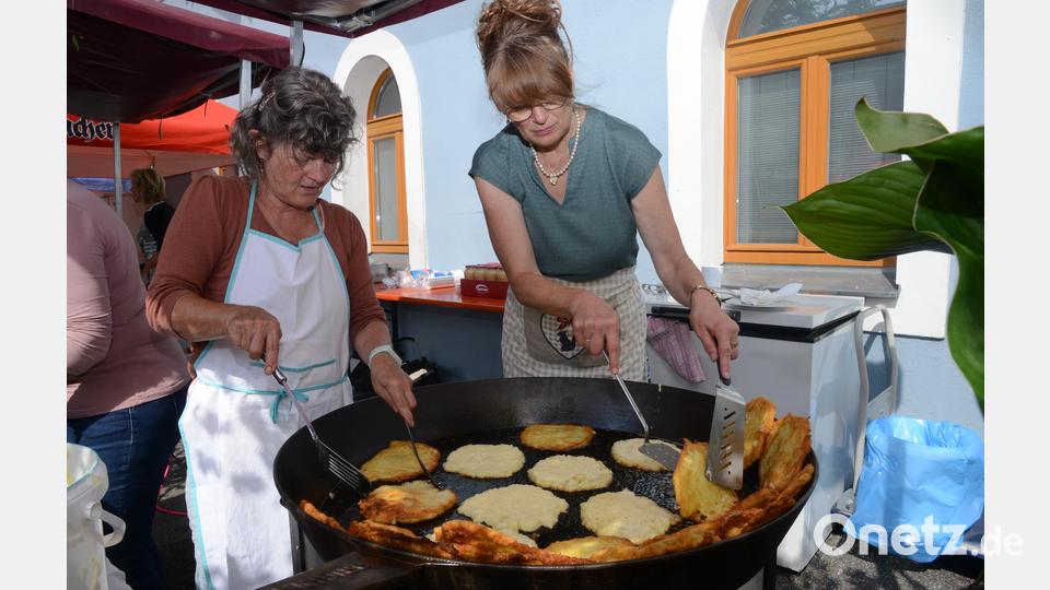 Der Dotsch gehört schlicht und einfach zum Bürgerfest dazu. Wenn das Fest mit dem Böller angeschossen wird, ist das Herausbacken des knusprigen Pfannengerichts bereits in vollem Gange. Bild: bey