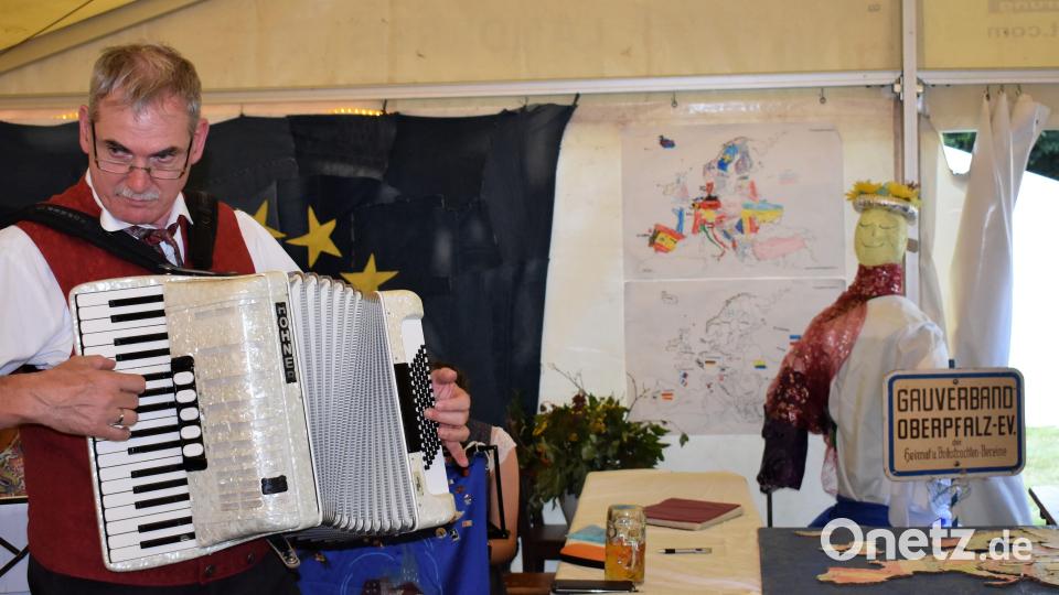 Gauehrenvorstand Erich Tahedl und die &quot;Europa&quot; (rechts) Bild: rgr