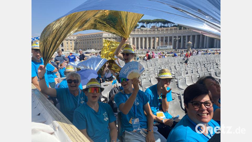 Die Rettungsdecke spendete Schatten am Petersplatz. Bild: Uli Piehler