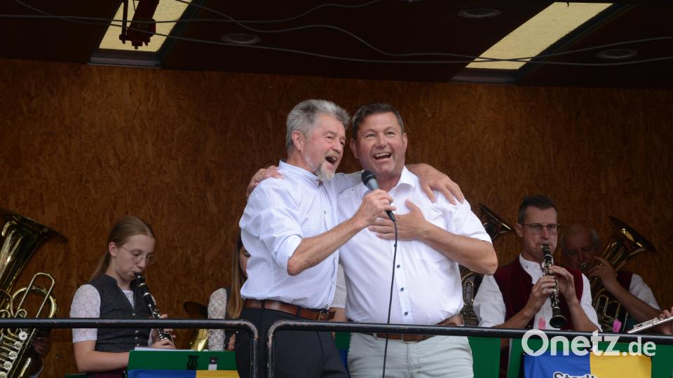 Es gehört zur Pflichtaufgabe von Altbürgermeister Johann Walbrunn und Bürgermeister Rainer Rewitzer gemeinsam den &quot;Pleysteiner Marsch&quot; zu singen. Bild: bey