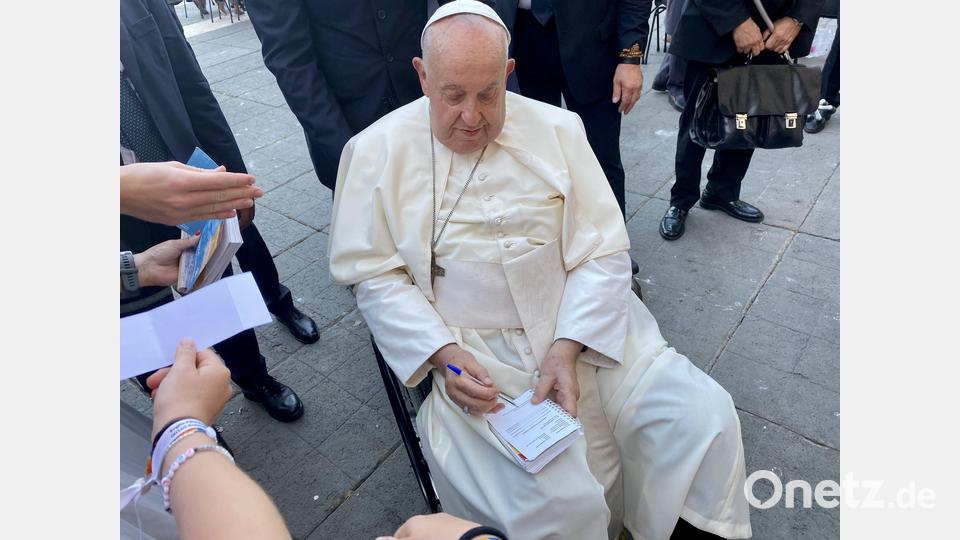 Geduldig schrieb Papst Franziskus Autogramme. Bild: Uli Piehler
