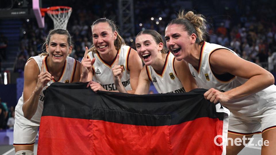 Feiern mit der Fahne: Die 3x3-Basketballerinnen. Bild: Sina Schuldt/dpa