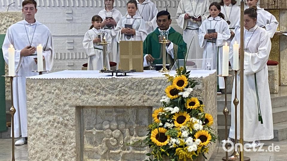 Zum letzten Mal feierte Pfarrer Dr. Augustin Lobo mit der Pfarrgemeinde den Sonntagsgottesdienst. Zum 1. September tritt er die Stelle des Pfarrers in Saal an der Donau an. Bild: exb; Kirche/Otmar Buchmann