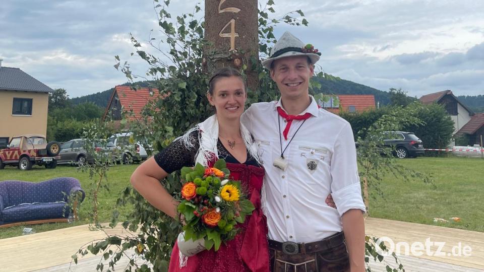 Das Oberkirwapaar Sabrina Sebald und Andreas Graf Bild: Kirwagemeinschaft Holnstein