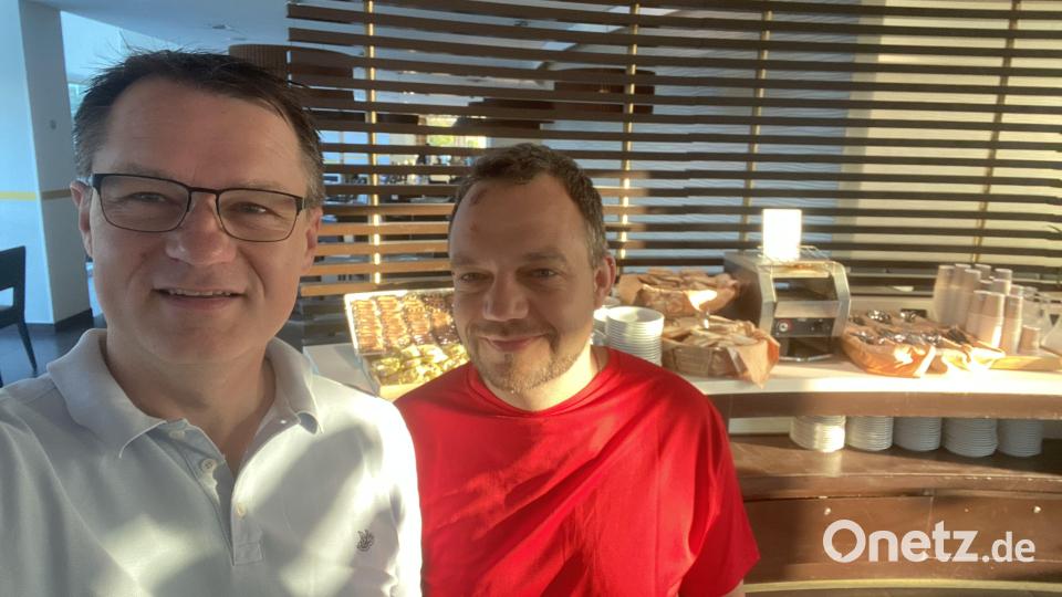Autor Uli Piehler und Betreuer Michael Iberer aus Hahnbach. Iberer ist auch Feuerwehrkommandant und Kreisbrandinspekteur. Bild: Uli Piehler