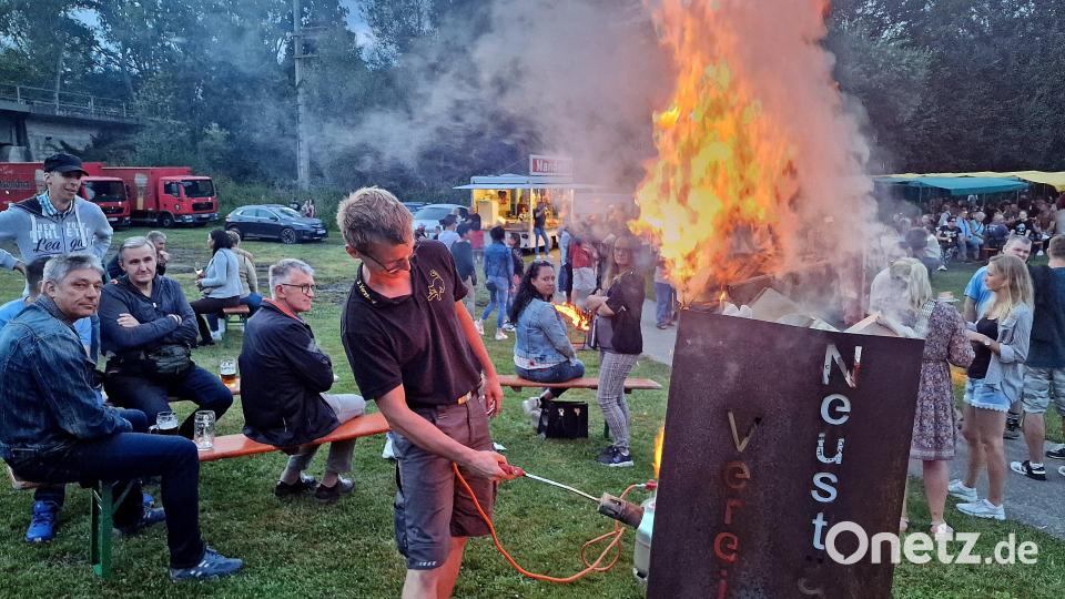 Anzünden der Feuertonnen durch Julian Kuttner bei Einbruch der Dämmerung Bild: R. Kreuzer