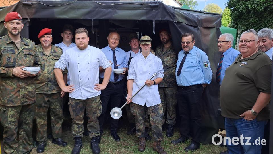 Mit einer Feldküche rückt die Pateneinheit der Bundeswehr an. Bild: pop