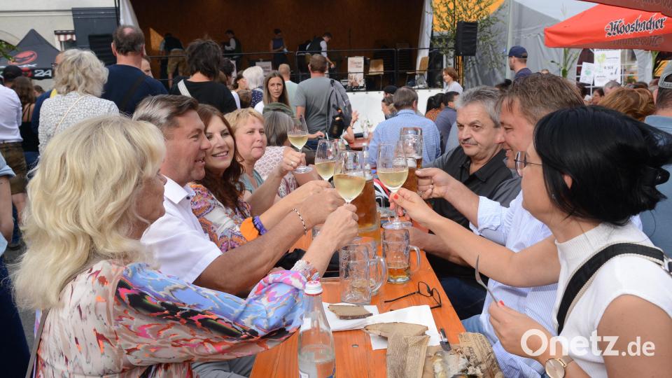 Auf die gute nachbarschaftliche Zusammenarbeit stoßen Andrea Lang, Bürgermeister Rainer Rewitzer, Corinna Kurzian-Rewitzer, Barbara Wutzlhofer (von links), Margit Voit, Stefan Voit und Bürgermeister Andreas Wutzlhofer (von rechts) an. Bild: bey