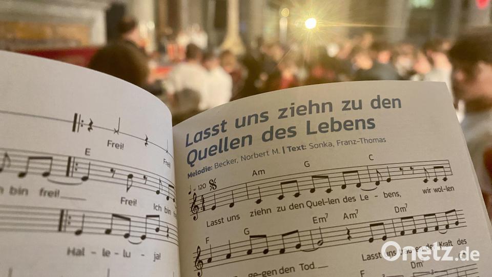 Für die Wallfahrt gab das Bistum Regensburg extra ein Liederbuch heraus. Bild: Uli Piehler