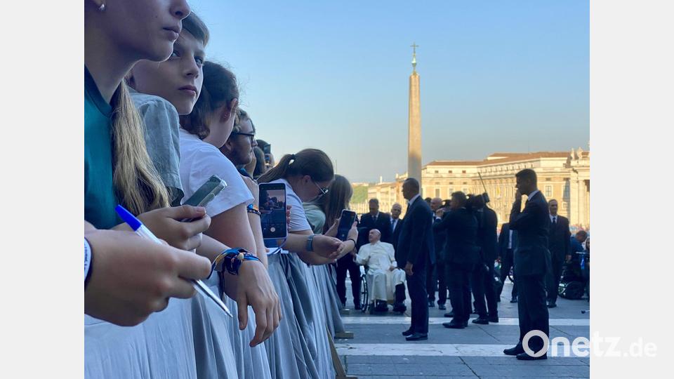 Er kommt! Die Zaungäste warten auf den Pontifex im Rollstuhl. Bild: Uli Piehler