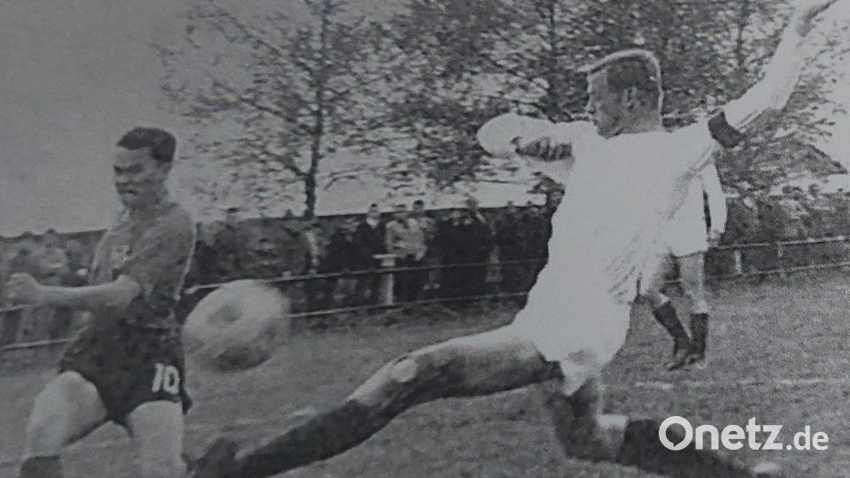 Rudi Scholz (rechts) in Aktion: Der ehemalige Spielführer der SpVgg Vohenstrauß in der Bayern- und Landesliga ist im Alter von 89 Jahren verstorben. Archivbild: SpVgg Vohenstrauß