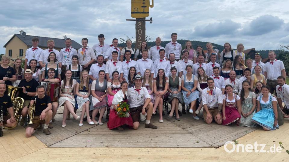 Alle Moila und Boum freuen sich für das neue Holnsteiner Oberkirwapaar, Sabrina Sebald und Andreas Graf (Mitte, knieend). Bild: Kirwagemeinschaft Holnstein