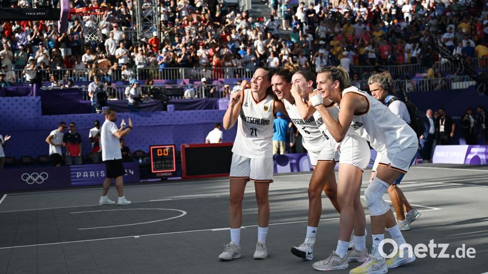Die 3x3-Basketballerinnen sind glücklich. Bild: Sina Schuldt/dpa