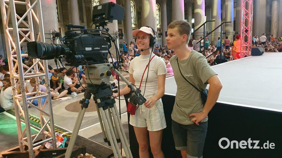 Die Ministranten aus der Pfarrei Herz-Jesu Rosenberg waren beim Eröffnungsgottesdienst für die Videotechnik zuständig. Bild: Uli Piehler