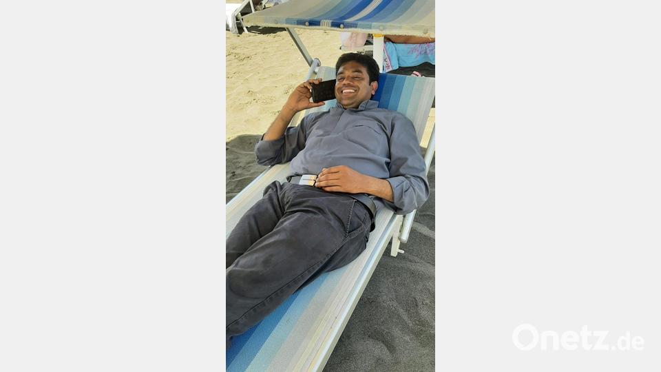 Kaplan Chinna Dola aus Oberviechtach scheint sich am Strand von Ostia wohl zu fühlen. Bild: Uli Piehler