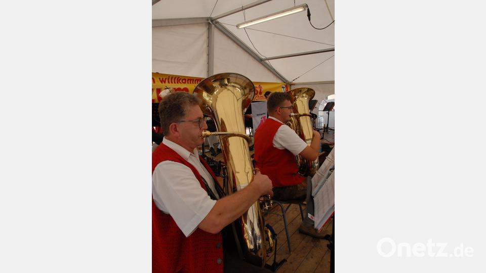 Die Blaskapelle St. Ägidius spielt auf. Bild: pop