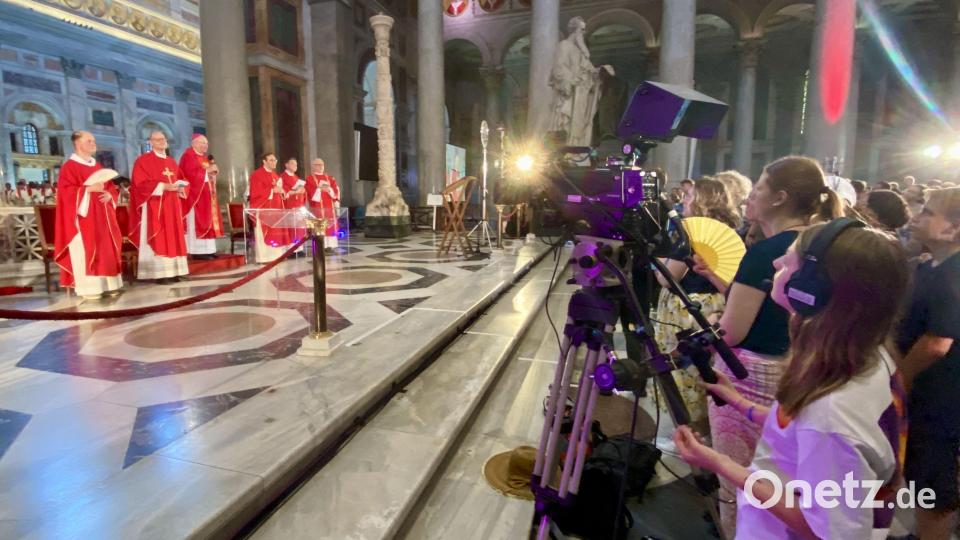 Bischof Rudolf Voderholzer zelebriert den Gottesdienst zum Auftakt. Bild: upl