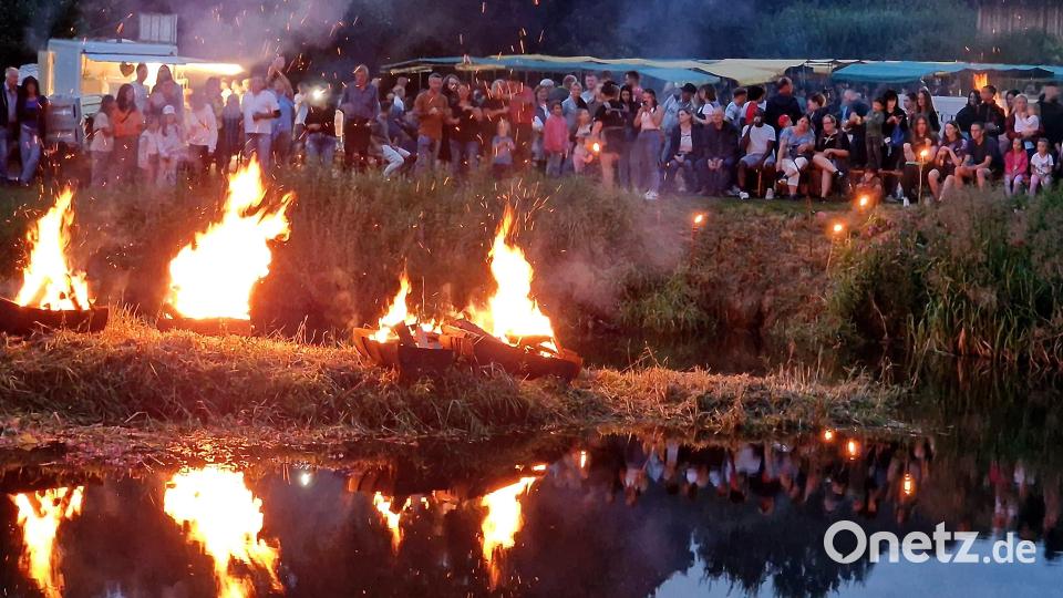 Die Naab brennt von der gegenüberliegenden Seite mit den vielen Gästen und als Spiegelbild. Bild: R. Kreuzer