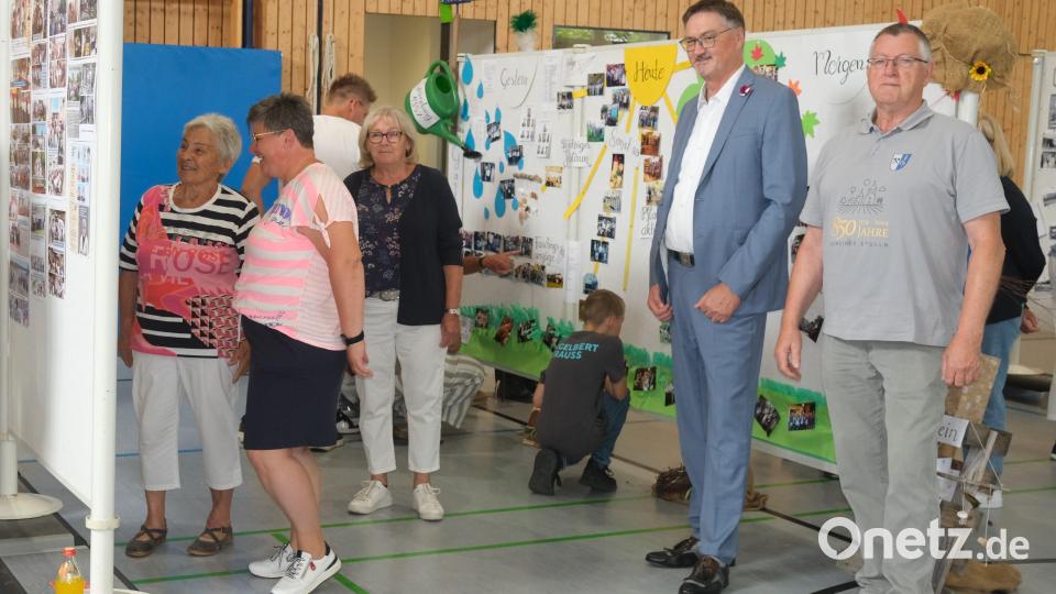 Ausstellungsleiter Helmut Kramer und Bürgermeister Hans Prechtl (von rechts) eröffneten am Sonntag die Bilderschau in der Stullner Mehrzweckhalle. Bild: Hirsch