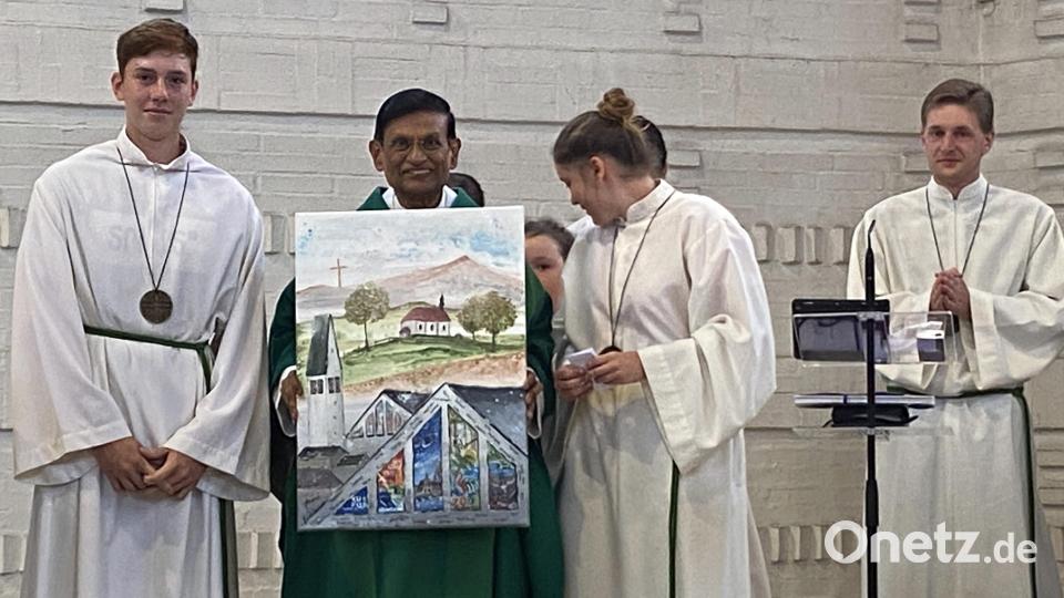 Die Ministranten verabschiedeten ihren Pfarrer mit einem Bild von der Kirche Mariä Himmelfahrt und der Bergkirche. Es war ein bewegender Moment, der die Dankbarkeit und die Wertschätzung der Gemeinde für seine Arbeit und seinen Einsatz deutlich machte. Sein Wechsel in die Pfarrei Saal an der Donau markiert einen neuen Anfang, sowohl für ihn als auch für die Pfarrei. Bild: exb; Kirche/Otmar Buchmann