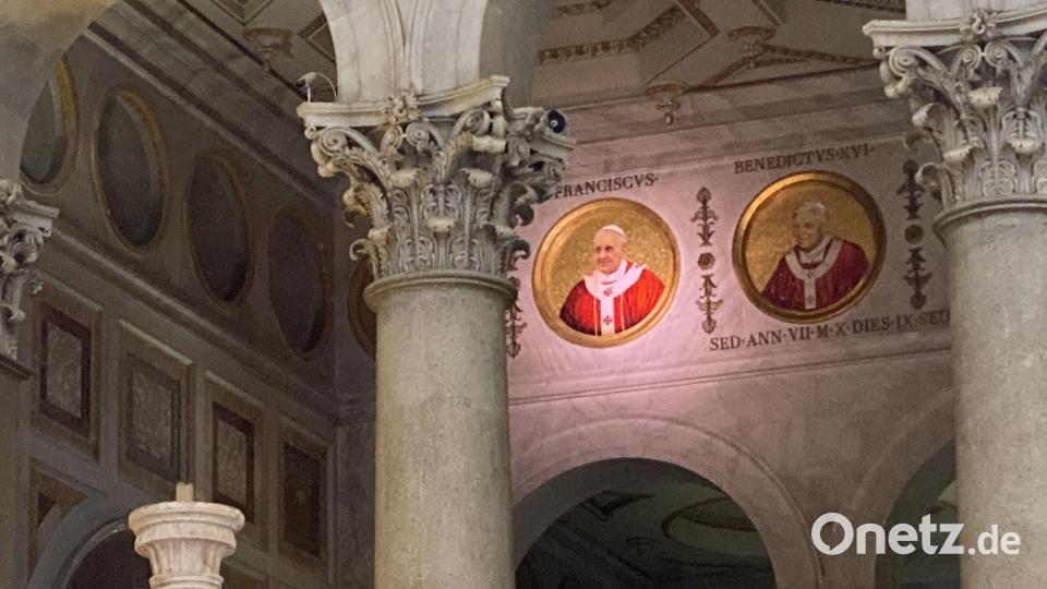 In St. Paul vor den Mauern sind die Porträts aller Päpste seit Petrus verewigt. Man sagt, die Welt geht unter, wenn kein Platz mehr für neue Porträts ist. Bild: Uli Piehler