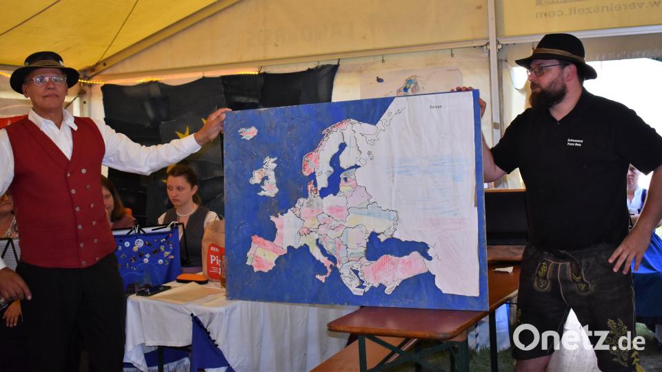 Gauvorstand Peter Fink (links) zeigte voller Stolz, was die Kinder und Jugendlichen zum Thema &quot;Wir sind Europa&quot; gelernt hatten. Bild: rgr