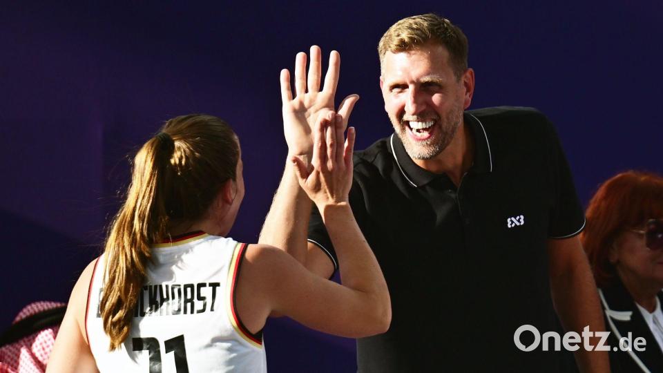 Nowitzki klatscht Svenja Brunckhorst ab. Bild: Sina Schuldt/dpa