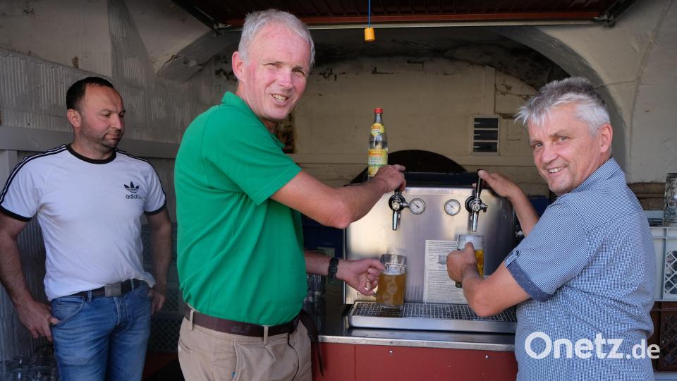 Am Zapfhahn gab es für Vorsitzenden Markus Staschewski und Norbert Meierhöfer viel Arbeit. Bild: Fred Lehner