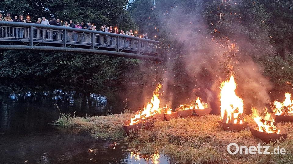 Was für ein Spektakel: Viele Zuschauer postieren sich auf der Brücke, um die brennenden Tonnen zu sehen. Bild: R. Kreuzer