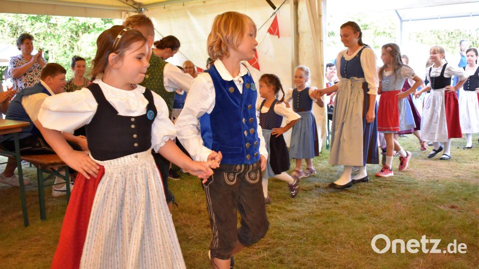 Die Tänzer und Tänzerinnen hatten schöne Dirndl und Lederhosen an. Bild: rgr