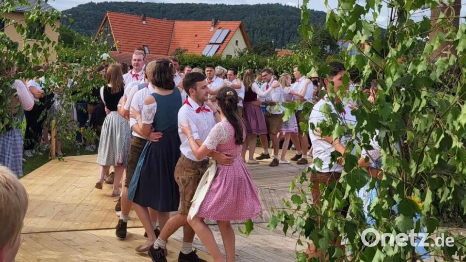 Ein halbe Stunde dauerte das Baumaustanzen, bis der Wecker rasselte. Bild: Kirwagemeinschaft Holnstein