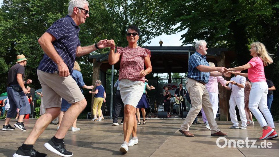 Die "Boogie Notes" aus Nürnberg mischen den Max-Reger-Park auf. Das Publikum tanzt begeistert mit. Bild: Kunz