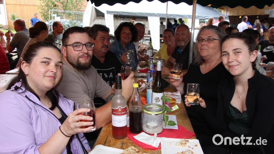 Diese Liebhaber des Weins kamen aus Hohenthan zum Weinfest in Wondreb. Bild: kro